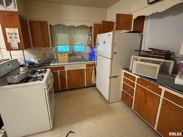 154 N STEWART Street, Creve Coeur, IL 61610