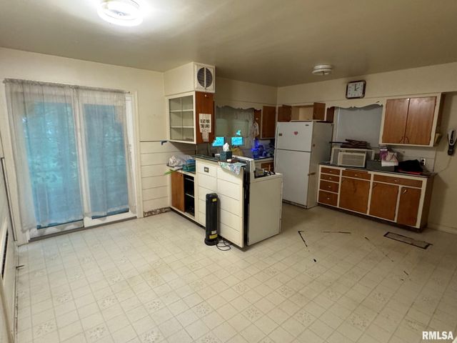 154 N STEWART Street, Creve Coeur, IL 61610