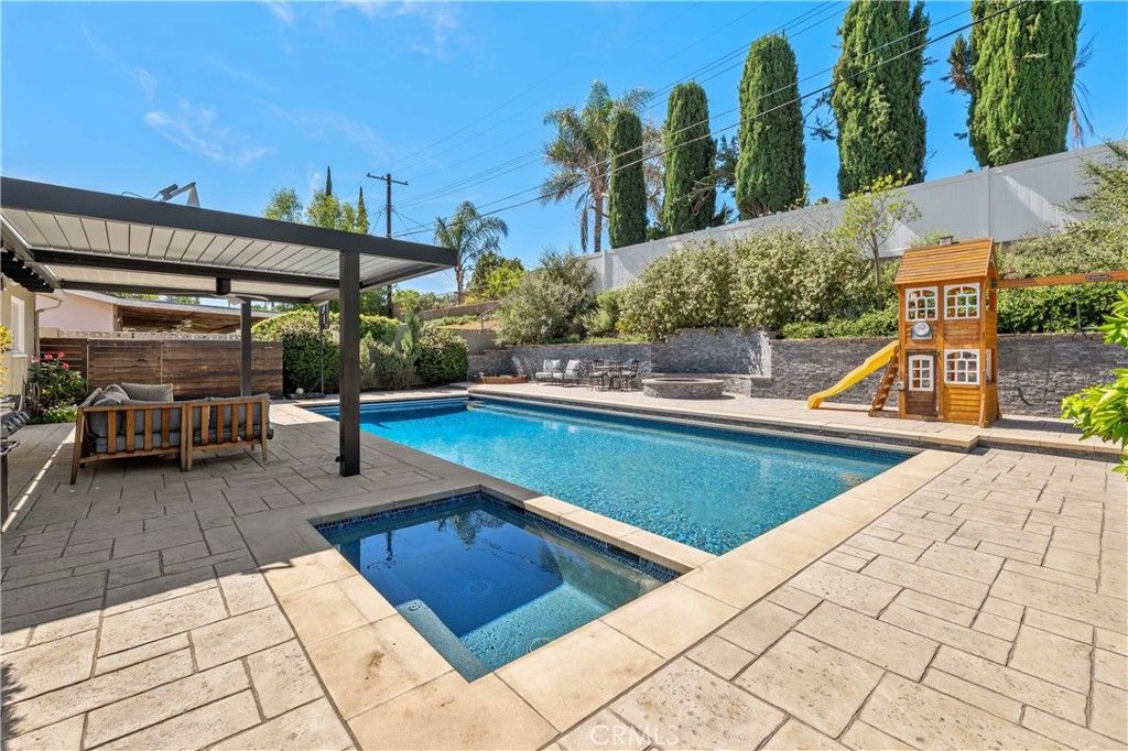 Image 15 of property listing at 6619 Franrivers Avenue, West Hills, CA 91307