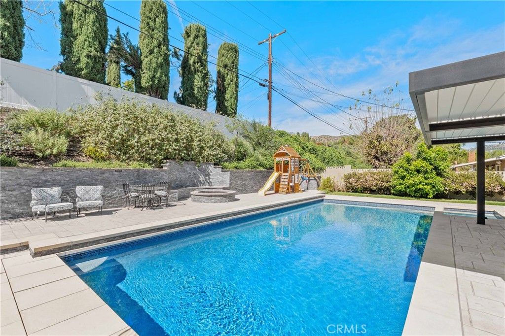 Image 3 of property listing at 6619 Franrivers Avenue, West Hills, CA 91307