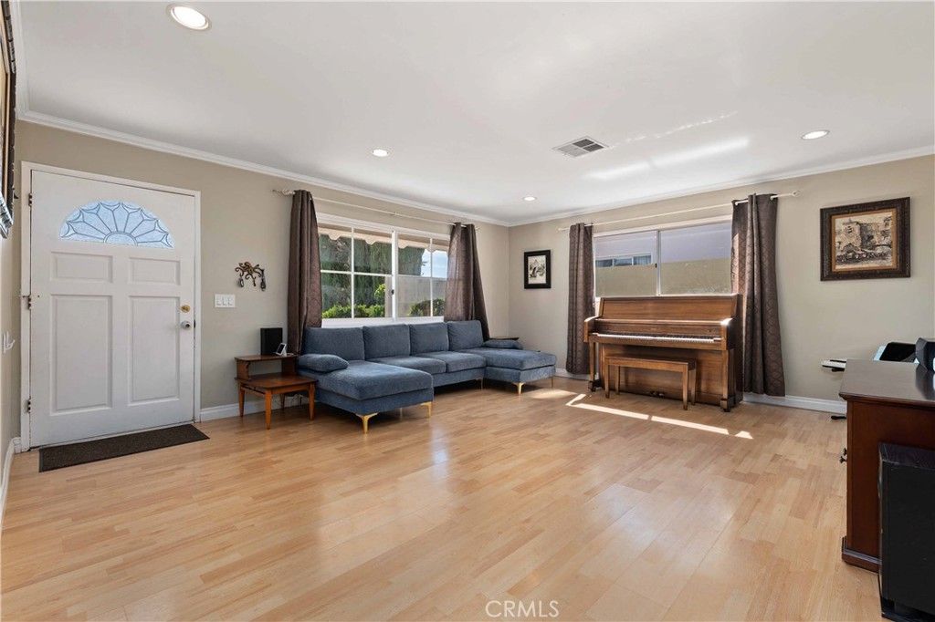 Image 5 of property listing at 6619 Franrivers Avenue, West Hills, CA 91307