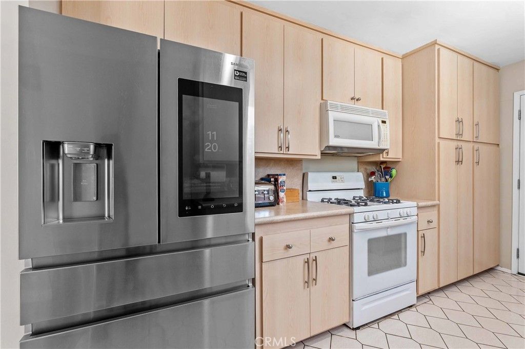 Image 6 of property listing at 6619 Franrivers Avenue, West Hills, CA 91307