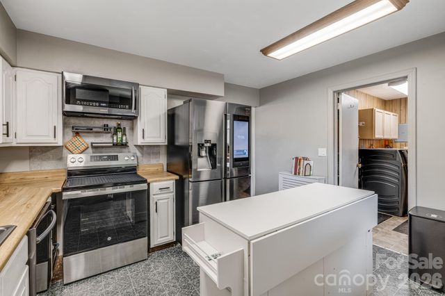 376 School Road E, Asheville, NC 28803