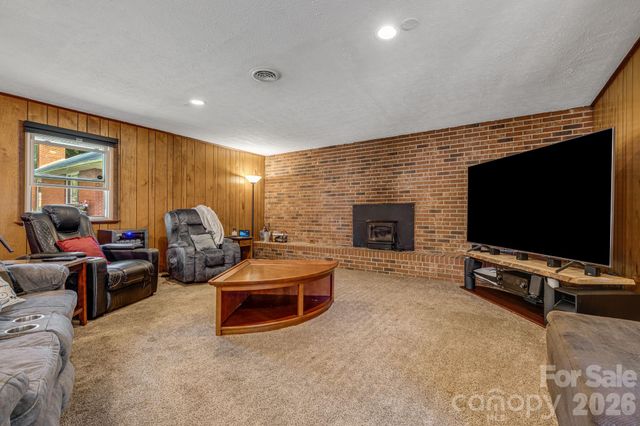 376 School Road E, Asheville, NC 28803