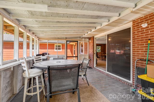 376 School Road E, Asheville, NC 28803