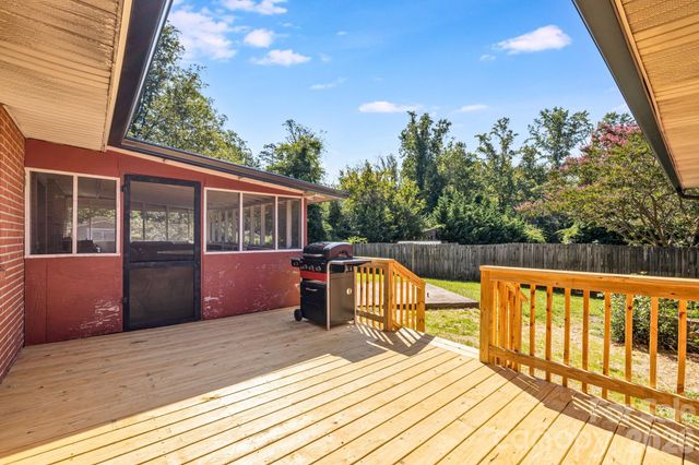 376 School Road E, Asheville, NC 28803