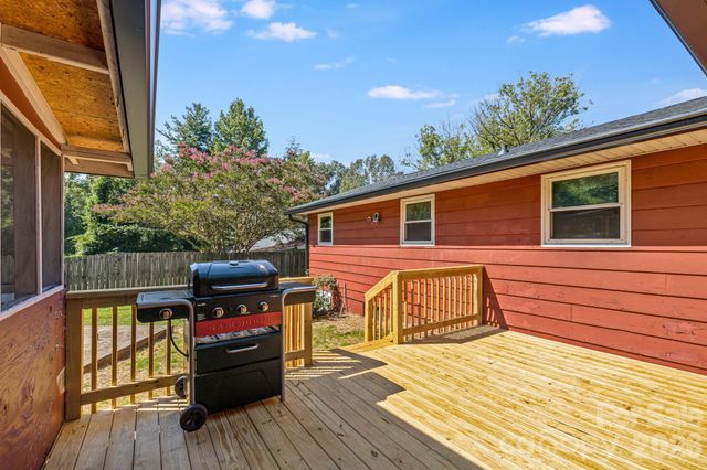 376 School Road E, Asheville, NC 28803