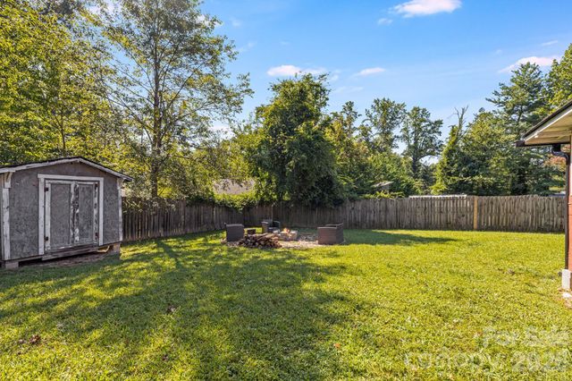 376 School Road E, Asheville, NC 28803