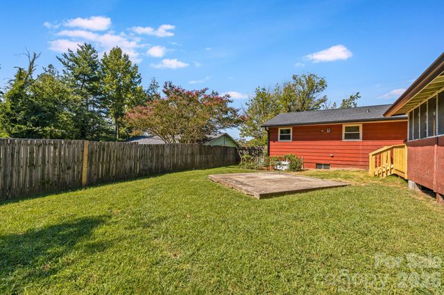 376 School Road E, Asheville, NC 28803