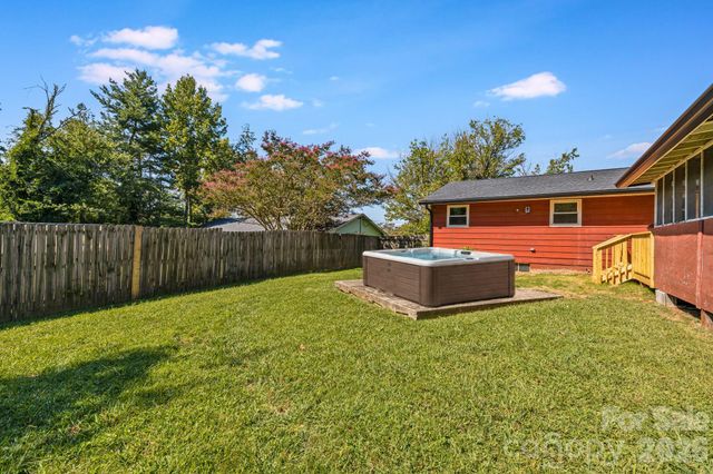 376 School Road E, Asheville, NC 28803