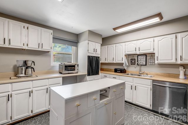 376 School Road E, Asheville, NC 28803