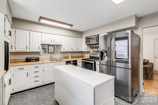 376 School Road E, Asheville, NC 28803