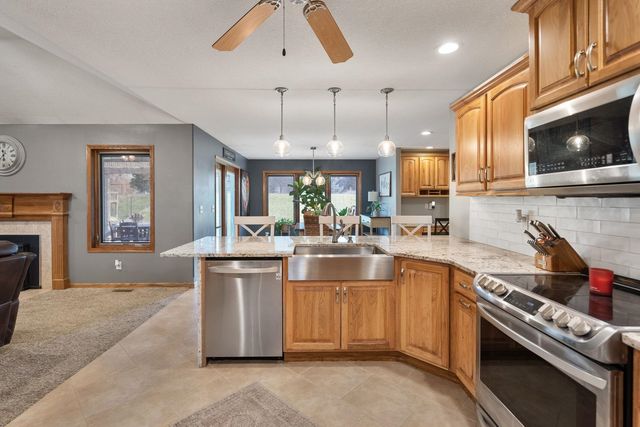 18 Nicholas Court, Eldridge, IA 52748