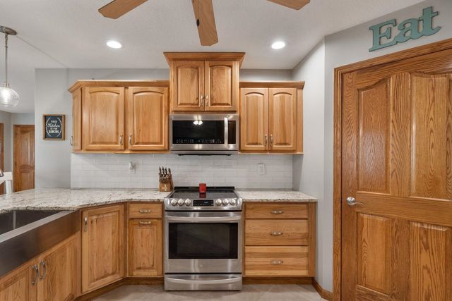 18 Nicholas Court, Eldridge, IA 52748