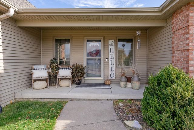 18 Nicholas Court, Eldridge, IA 52748