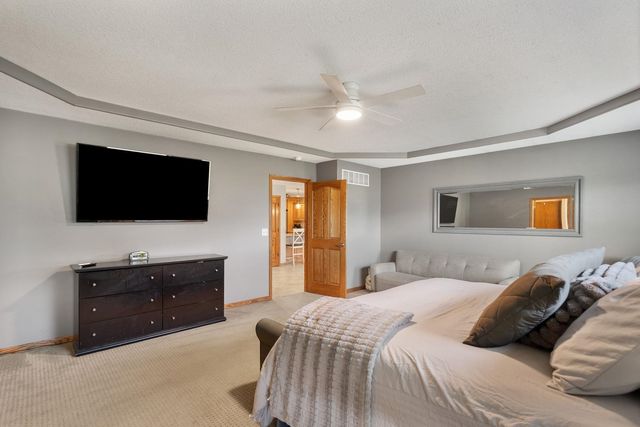 18 Nicholas Court, Eldridge, IA 52748