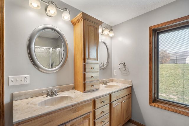 18 Nicholas Court, Eldridge, IA 52748