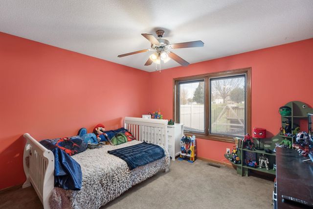 18 Nicholas Court, Eldridge, IA 52748