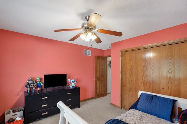 18 Nicholas Court, Eldridge, IA 52748