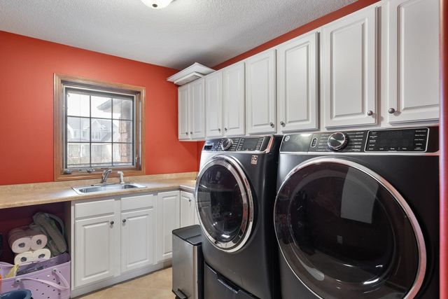 18 Nicholas Court, Eldridge, IA 52748