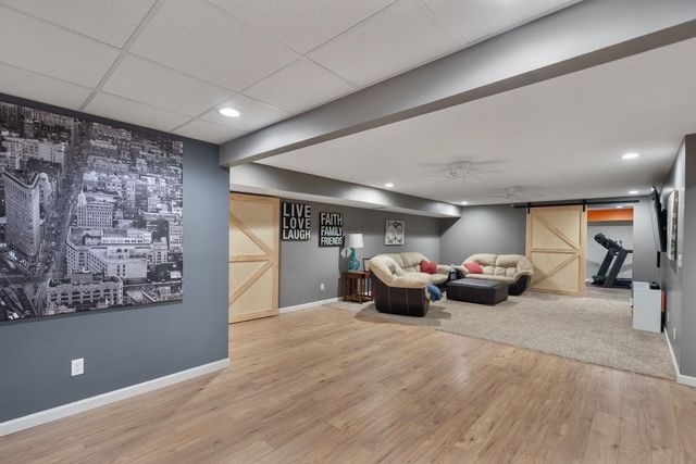 18 Nicholas Court, Eldridge, IA 52748