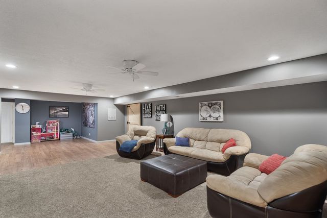 18 Nicholas Court, Eldridge, IA 52748