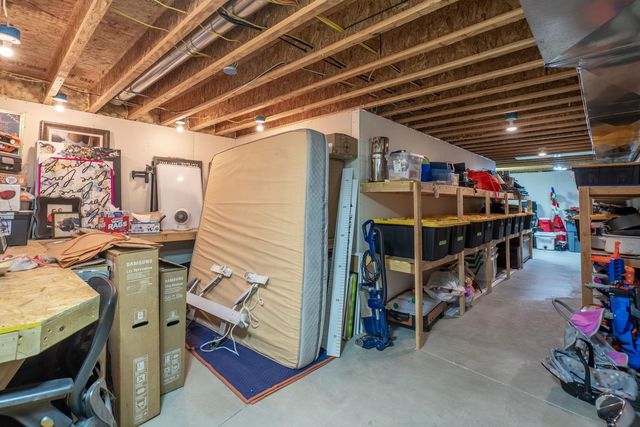 18 Nicholas Court, Eldridge, IA 52748