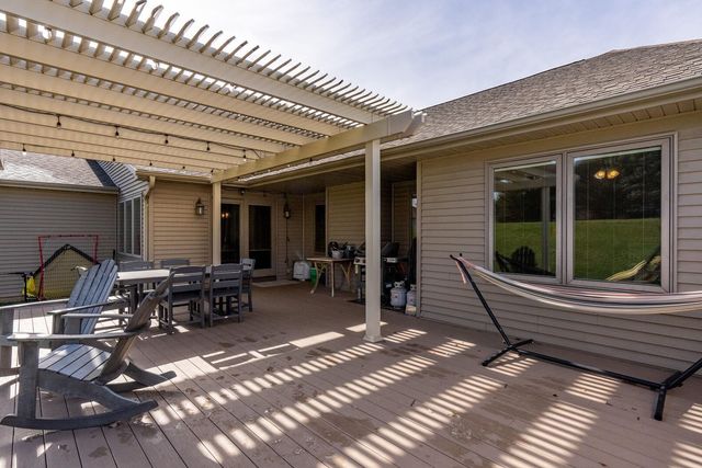 18 Nicholas Court, Eldridge, IA 52748