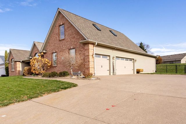 18 Nicholas Court, Eldridge, IA 52748