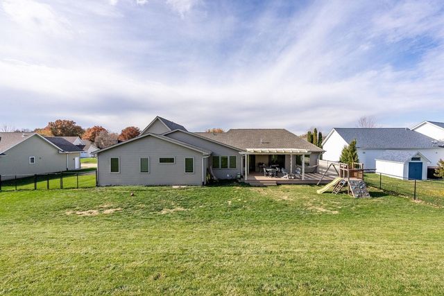 18 Nicholas Court, Eldridge, IA 52748