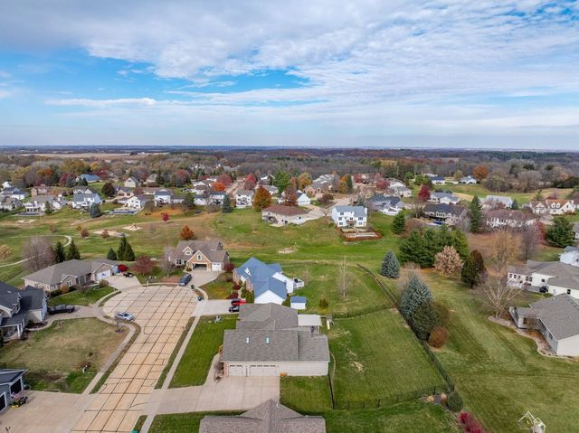 18 Nicholas Court, Eldridge, IA 52748