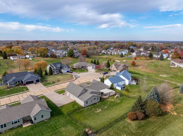 18 Nicholas Court, Eldridge, IA 52748