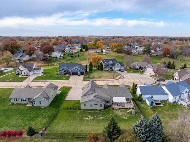 18 Nicholas Court, Eldridge, IA 52748