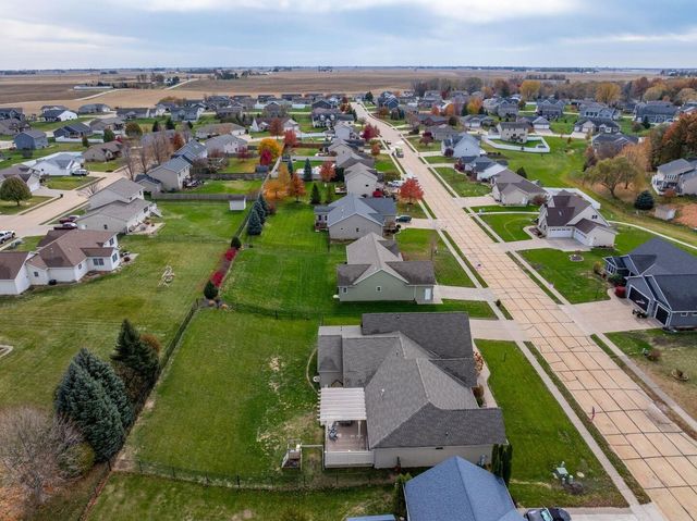 18 Nicholas Court, Eldridge, IA 52748