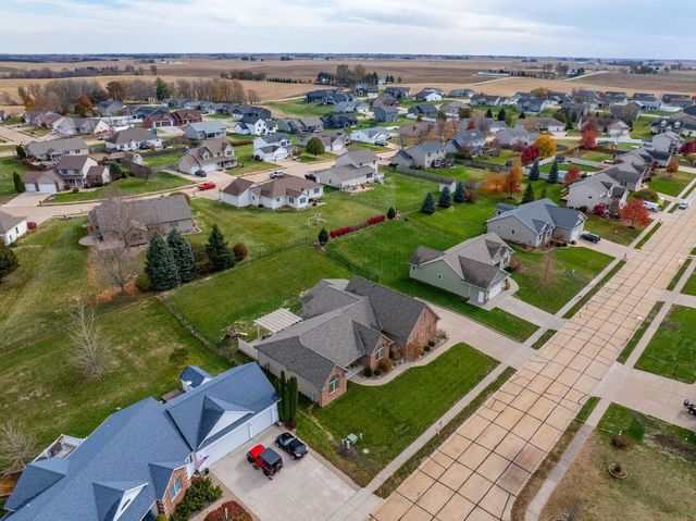 18 Nicholas Court, Eldridge, IA 52748