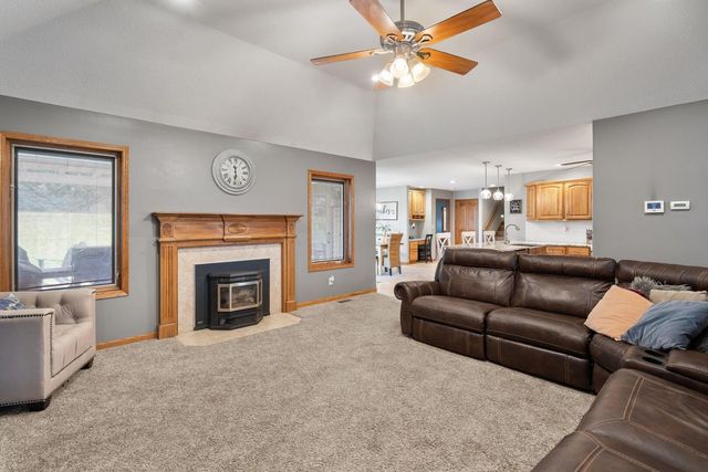 18 Nicholas Court, Eldridge, IA 52748