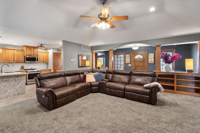 18 Nicholas Court, Eldridge, IA 52748