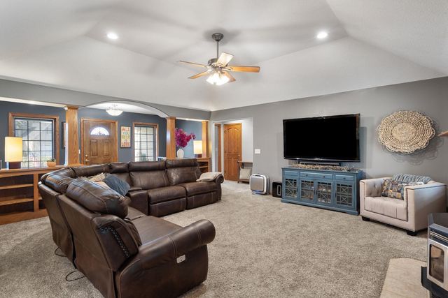 18 Nicholas Court, Eldridge, IA 52748