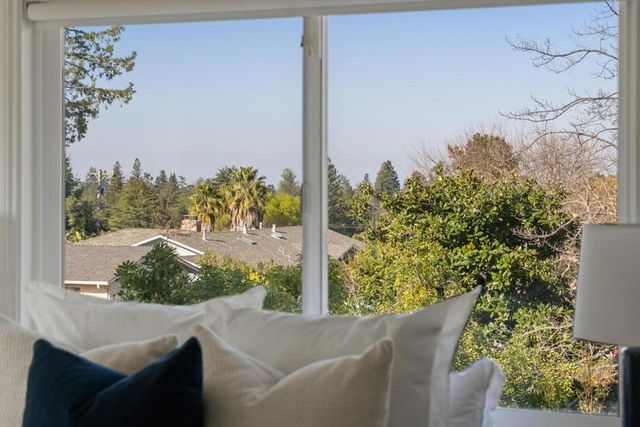 900 Highlands Circle, Los Altos, CA 94024