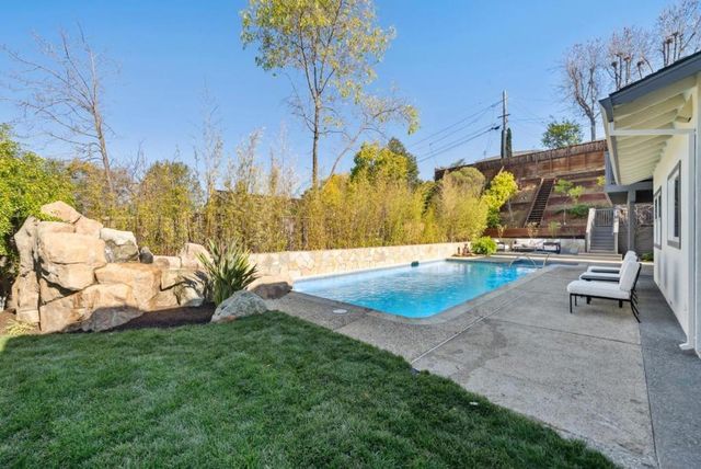 900 Highlands Circle, Los Altos, CA 94024