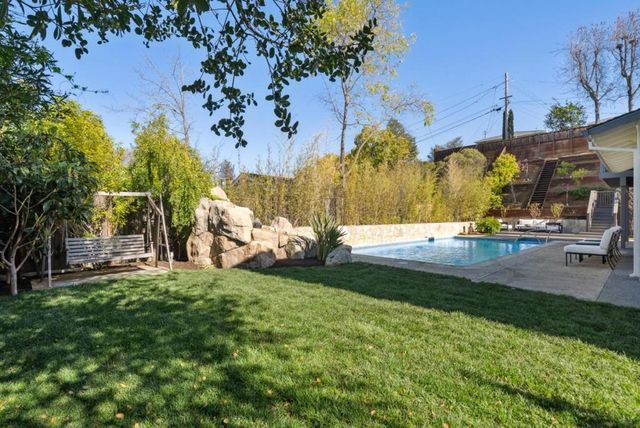 900 Highlands Circle, Los Altos, CA 94024