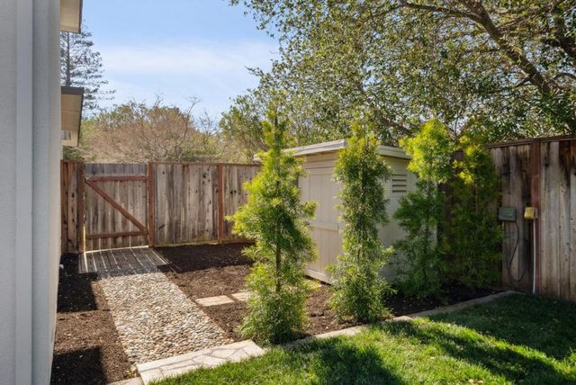 900 Highlands Circle, Los Altos, CA 94024