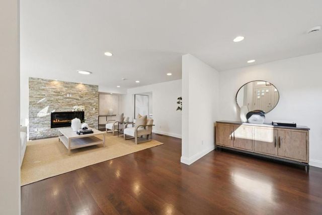 900 Highlands Circle, Los Altos, CA 94024