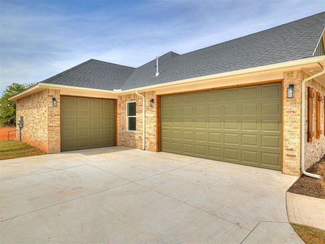 1236 Twin Oaks Drive, Blanchard, OK 73010