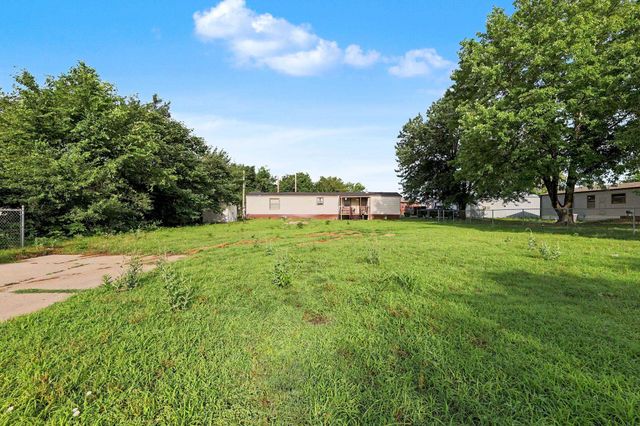 1635 S Vine St, Wichita, KS 67213
