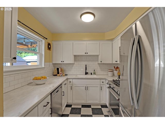 10910 Ne EUGENE St, Portland, OR 97220