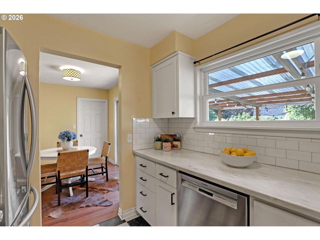 10910 Ne EUGENE St, Portland, OR 97220