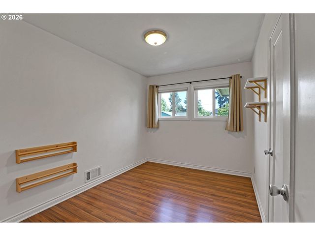 10910 Ne EUGENE St, Portland, OR 97220