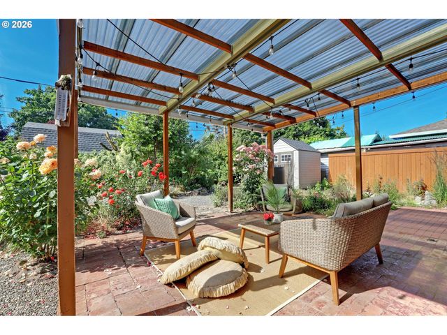 10910 Ne EUGENE St, Portland, OR 97220