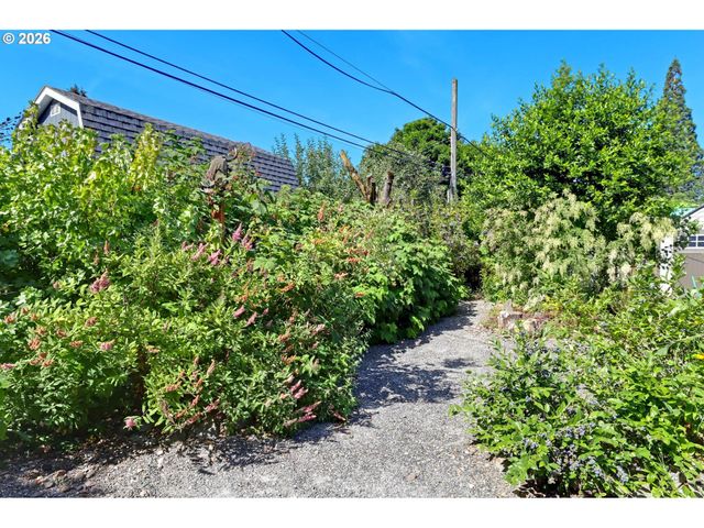 10910 Ne EUGENE St, Portland, OR 97220